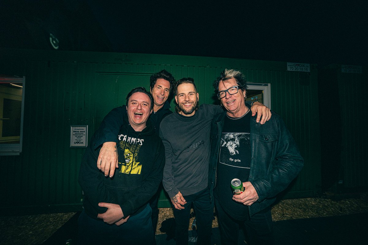 offspring's tweet image. Two Huntington Beach bands playing together in Copenhagen.

@TheOfficialA7X #COPENHELL