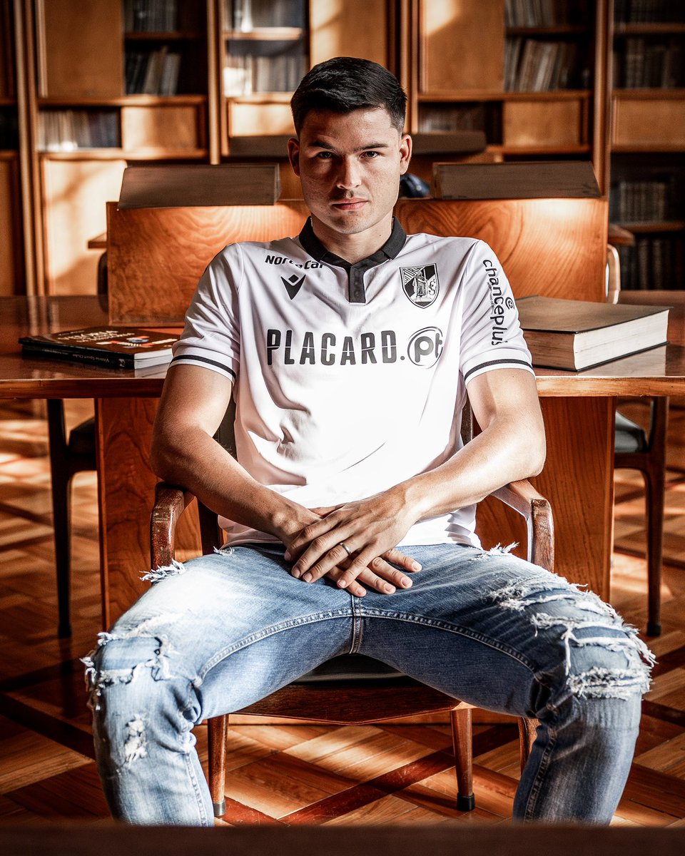VitoriaSC1922's tweet photo. 🎙 "Goles son amores”

Jesús Ramírez está ansioso por pisar o relvado e marcar o primeiro golo ao serviço do Vitória SC.

ℹ️ Vê tudo na App ou em https://t.co/hvaX4c1pew

#EspíritoDeVitória #JesúsRamírez2027 https://t.co/BZvP2CMLQ6