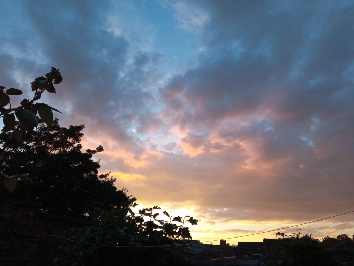 wellycath's tweet photo. #SolsticeSunset from Newcastle Under Lyme ๐
https://t.co/lAzgAjgFVF