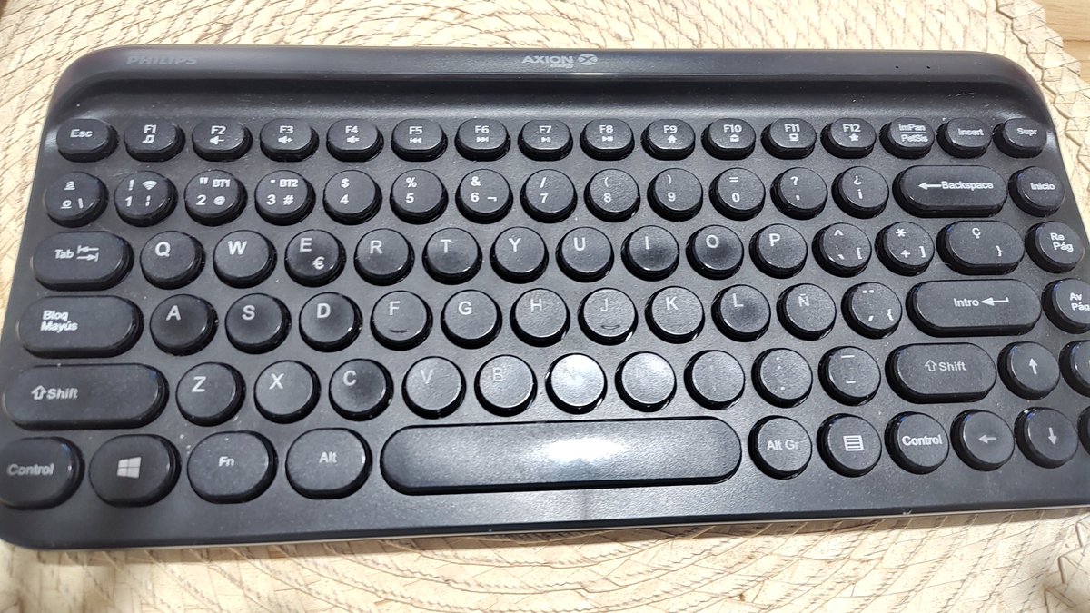 Tengo este teclado BT multidevice keyboard de Philips que se bloqueó 

Todo lo que busque en internet para desbloquearlo no funciona 

Alguna idea de cómo ?

Se agradece