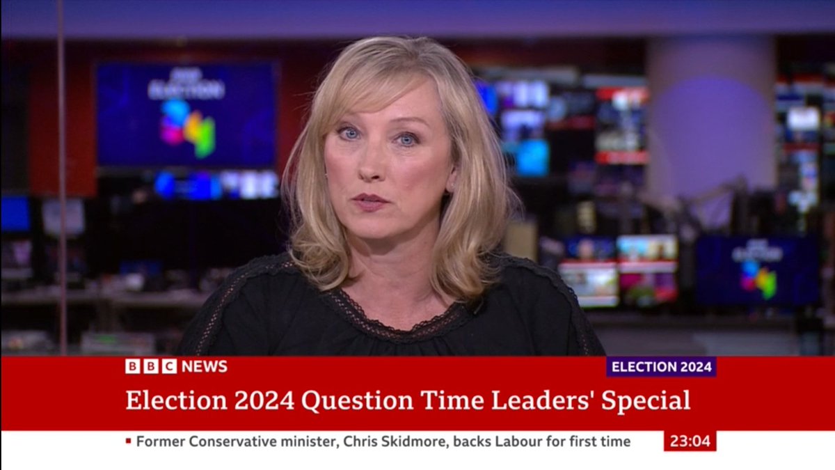 NathanEChard's tweet image. How wonderful to have @MartineBBC presenting the 23:00 hour from the London newsroom again tonight. It&apos;s comfortingly familiar 😉
I still miss #BBCpapers, but VERY glad she is back behind the desk!