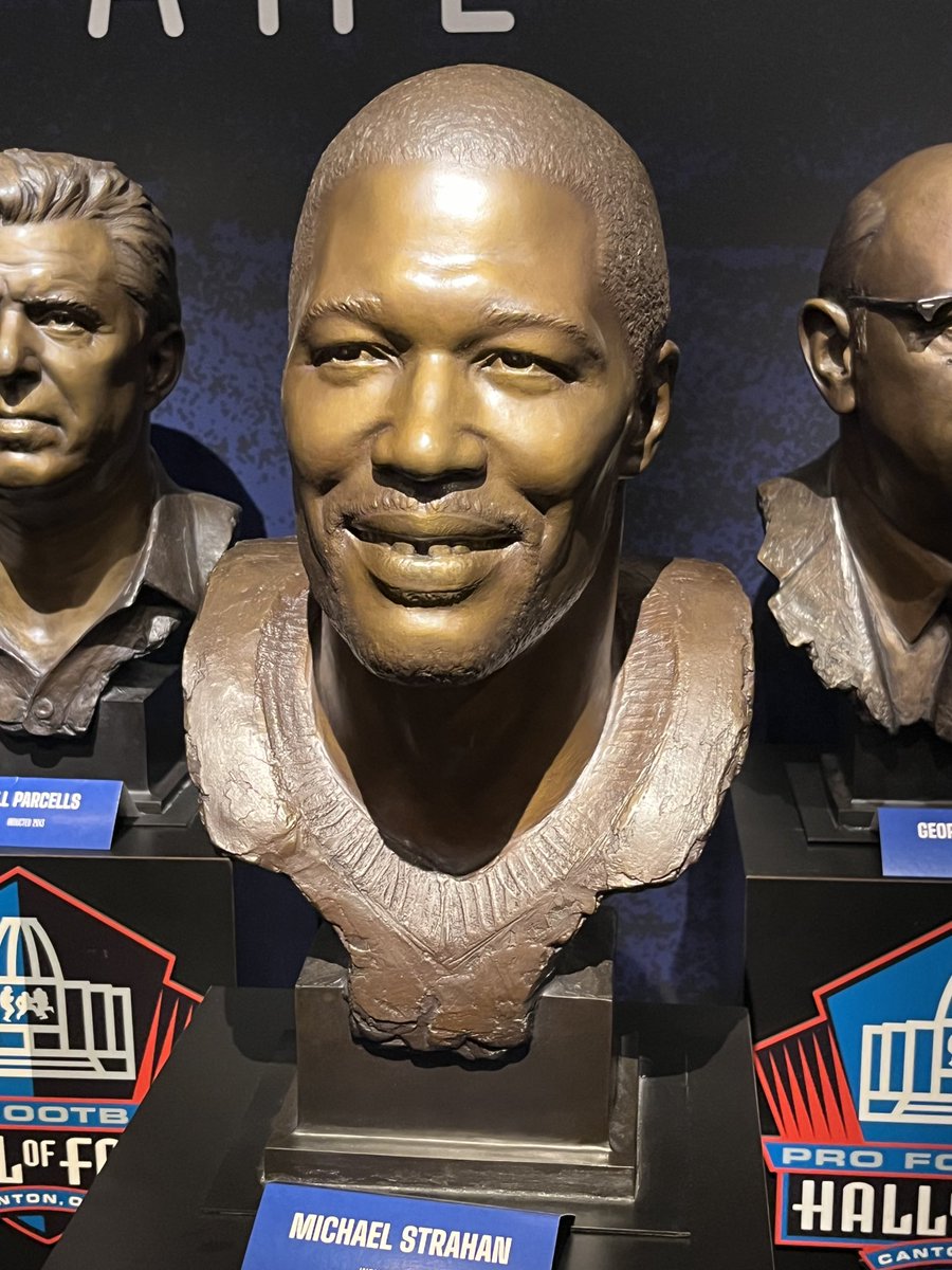 NYPost_Schwartz's tweet image. Michael Strahan Pro Football Hall of Fame bust from Canton.  #NFL100