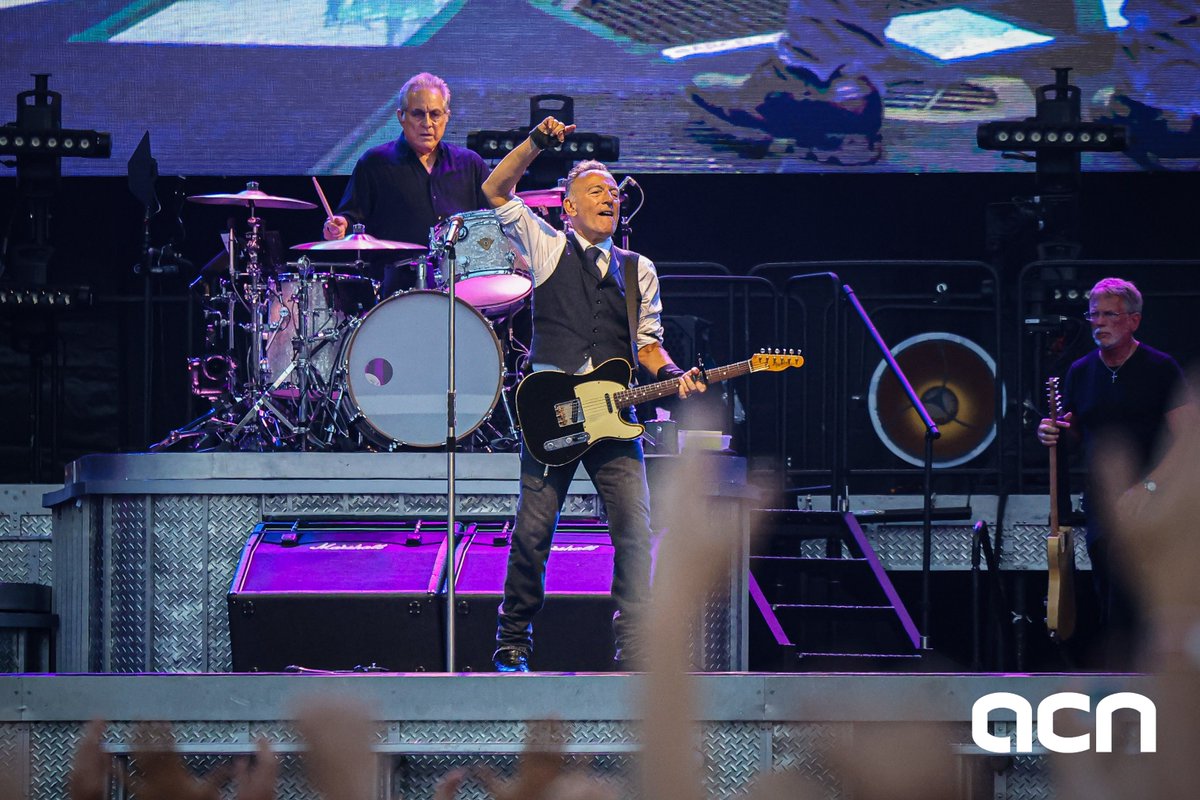 catalannews's tweet photo. 📸 | Bruce Springsteen captured the hearts of Catalans once again with another invigorating three-hour gig on Thursday night at a sold-out Olympic Stadium in Barcelona

Read more: https://t.co/sqv1ZzRvP4 https://t.co/py09LKG2Yi