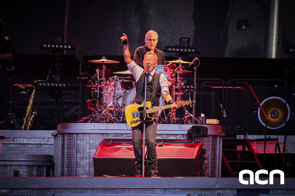 catalannews's tweet photo. 📸 | Bruce Springsteen captured the hearts of Catalans once again with another invigorating three-hour gig on Thursday night at a sold-out Olympic Stadium in Barcelona

Read more: https://t.co/sqv1ZzRvP4 https://t.co/py09LKG2Yi