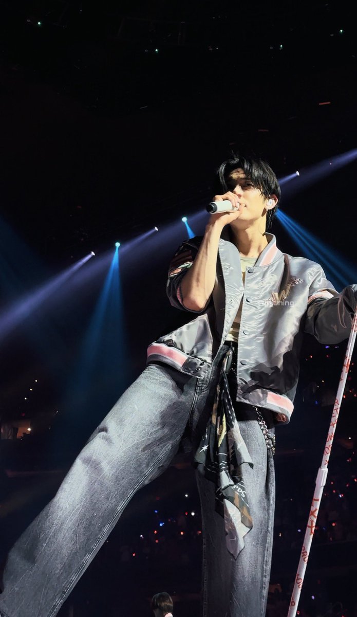yeonjunHD's tweet photo. ROCKSTAR YJ 😎 https://t.co/kd8qZA5pIV