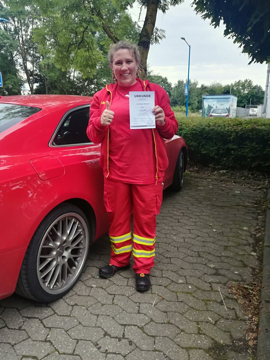 DlrgLindlar's tweet photo. Herzlichen Glückwunsch an unsere kom. stellv. Leitung Ausbildung Silvia zur bestandenen Prüfung zur Signalfrau.  #dlrg #dlrglindlar #dlrgwasserrettung #signalfrau #tauchen #einsatztaucher #bezirkoberbergischerkreis #bezirkoberberg #lindlar https://t.co/VRioFW0RAb