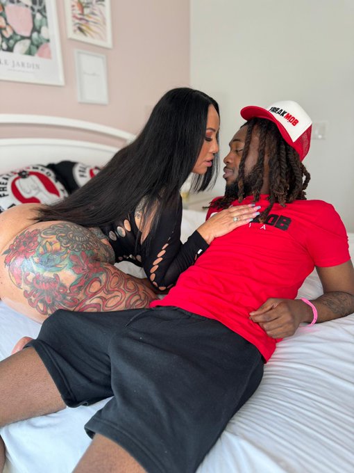 Watch queenroguexxx1's leaked NSFW photo on TwXstars