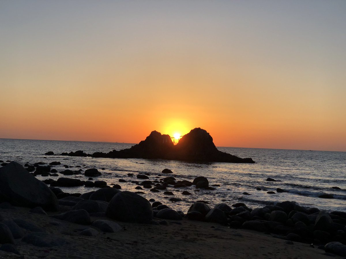 ◎
【特別な太陽】
本日は夏至（6月21日）です。
一年でもっとも日照時間が長いく、いうなれば、太陽の神様の力がもっとも力強い日であるとも言えます。
奇しくも夏至のこの日、三重県の二見ヶ浦からは、富士山から昇る太陽を拝し、そしその太陽は桜井二見ヶ浦（糸島市・櫻井神社）がお迎えします。