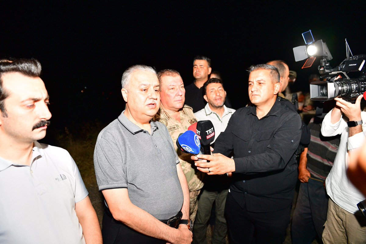 dbakirvalilik's tweet photo. İlimiz Çınar ilçesi Köksalan kırsal mahallesi'nde çıkan yangın ile ilgili çalışmaları koordine eden Valimiz Sayın Ali İhsan Su açıklamalarda bulundu.

Valimiz Sayın Ali İhsan Su: "İlimiz Çınar ilçesi Köksalan kırsal mahallesi'nde anız ve örtü yangını olarak başlayan yangın, ekiplerimizin müdahalesiyle kontrol altına alınmıştır.

Soğutma çalışmaları devam etmektedir. Yangında maalesef  3 vatandaşımız hayatını kaybetmiş, 9 yaralı vatandaşımızın tedavisi ise hastanelerde devam etmektedir. Vefat eden vatandaşlarımıza Allah'tan rahmet, yaralılarımıza acil şifalar diliyorum."