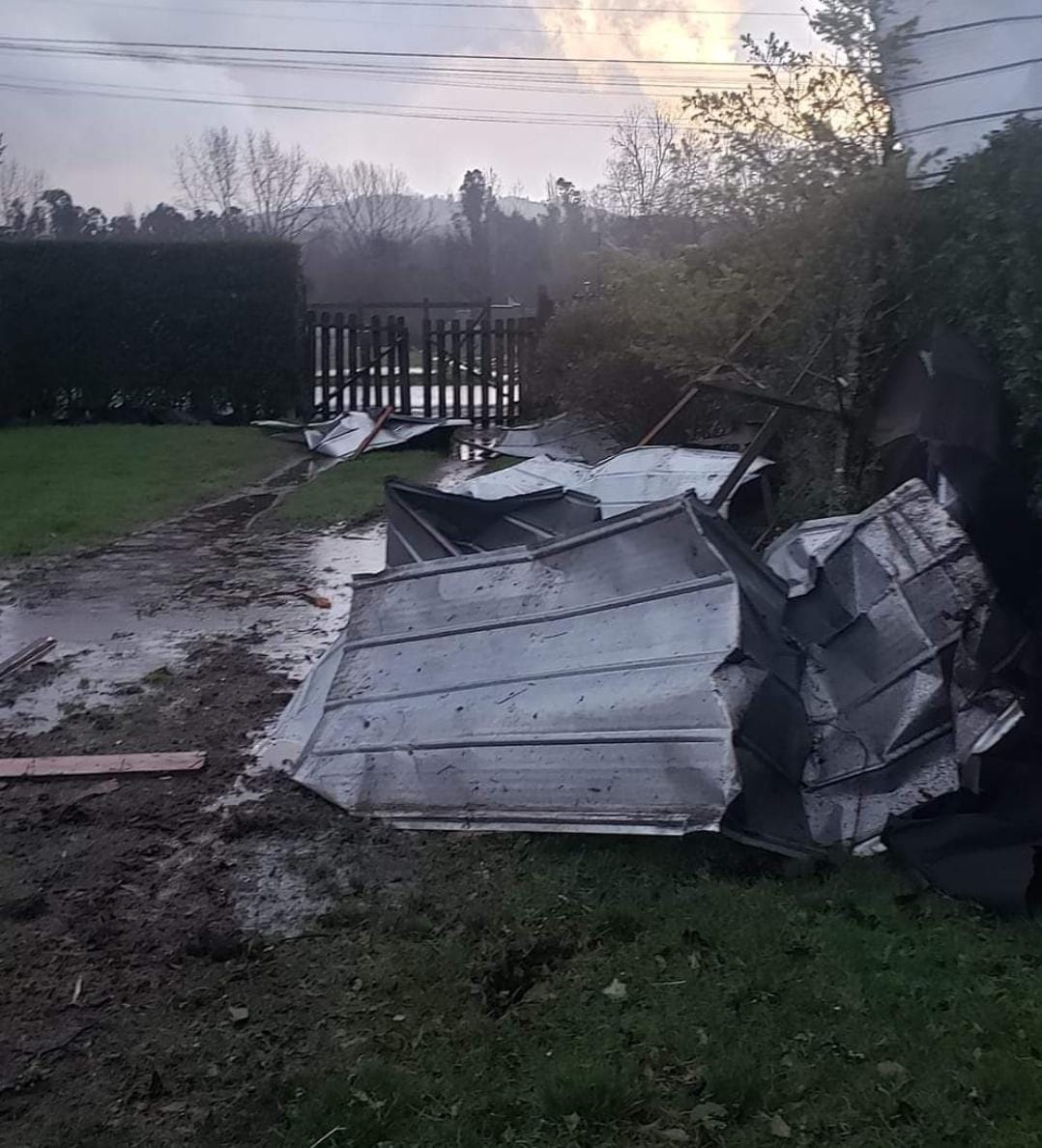 lanconoticiascl's tweet photo. 🌪️ #ALERTALN | Tornado en Malalhue afecta viviendas y deja a vecinos sin electricidad. Pasadas las 17:00 horas, fuertes vientos dejaron casas sin techo, árboles caídos y cables con riesgo de electrocución. Vecinos reportan relámpagos y truenos casi instantáneos. #TornadoMalalhue https://t.co/a5FRfPNRJy