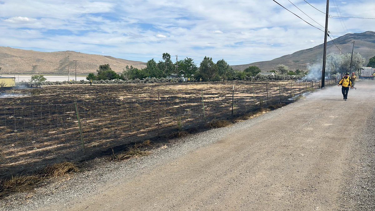 TMFPD's tweet image. ⚠️#TMFR Firefighters have knocked down approx. 2 acre brush fire on Northridge Ave near Cold Springs. Structures &amp;amp; utility infrastructure was threatened. Forward progress has stopped. Crews are now mopping up. No injuries reported or structures lost. Cause under investigation.