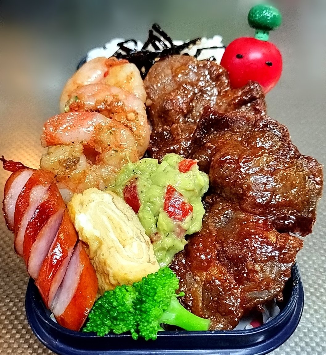 今日の #お弁当 
ガーリックシュリンプ
＆トンテキ弁当です
マイケルジャクソンも
好んで食べたワカモレ付き
´ω`)ﾉ~ｲｯﾃﾗｯｼｬｲ🍅🥑🕺
#息子弁当  
#お弁当記録
