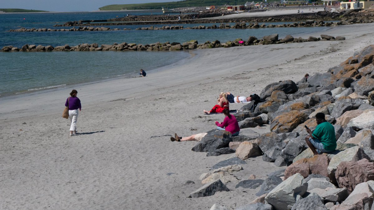 baz_blackadder's tweet photo. Visitors gather and relax in the afternoon along Grattan Beach, Salthill, Galway, County Galway, Connaught, Ireland
June 2024
#photography #Salthill #Streetphotography #urbanscape #Townscape #Galway #Connaught #seascape #beachscape #coast #Atlantic #Grattanbeach https://t.co/grHQ3mW5sU