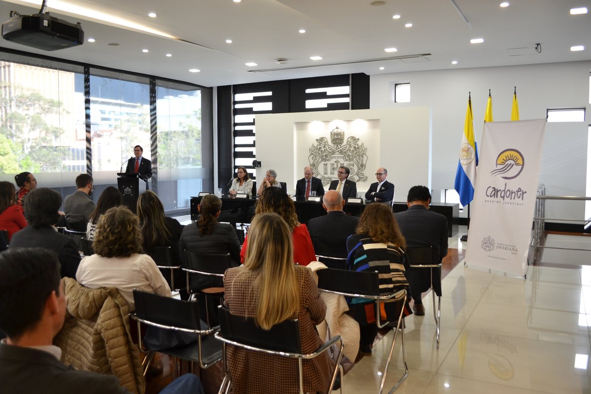 mafarahq's tweet photo. Tuve el gusto de participar en la ceremonia de clausura de la cohorte XX de #Cardoner. Este programa es muy valioso para @UniJaveriana y para los/as participantes, ya que sus aprendizajes se verán reflejados en acciones que aportarán a nuestro proyecto educativo. ¡Felicidades! https://t.co/lOtvP22vAq