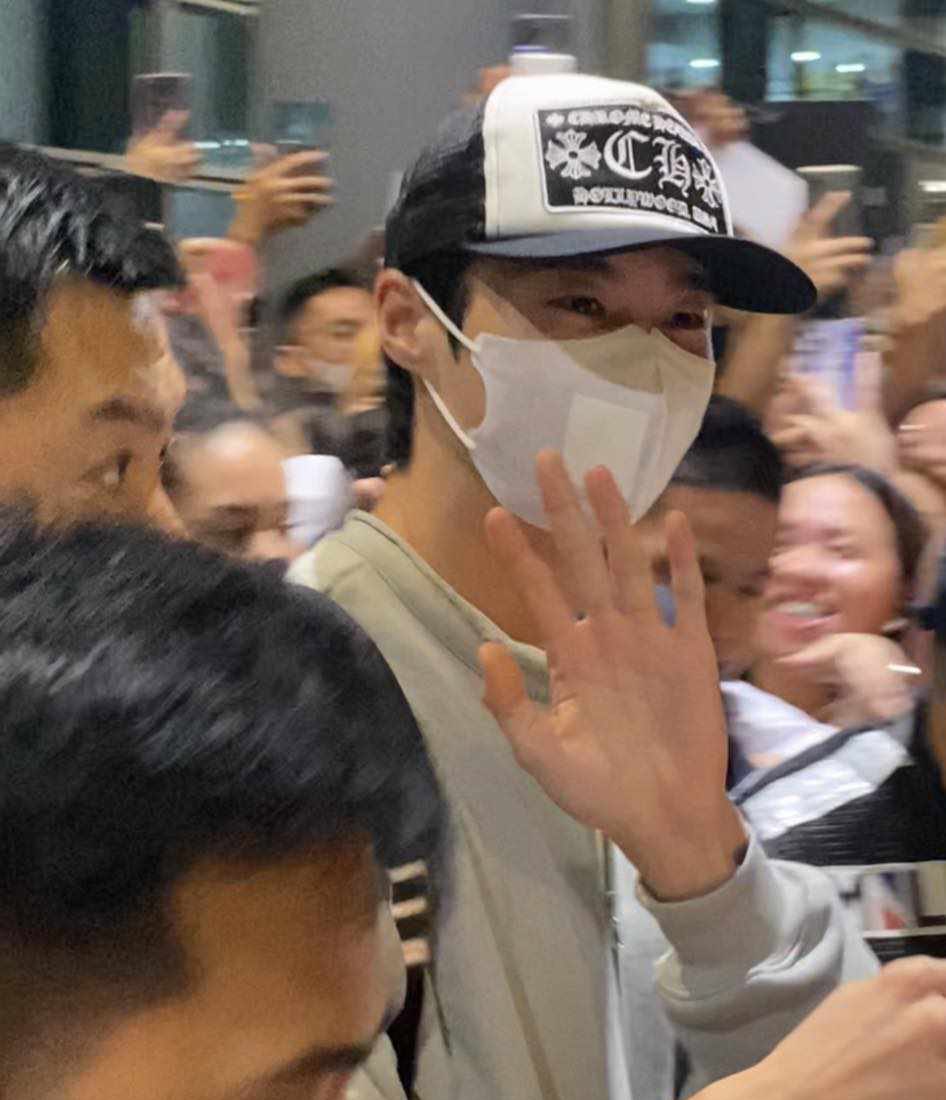 MafiaLanna's tweet photo. 🇮🇹🛬 🇵🇭นินอย อากีโนแทบแตกชาวฟิลิปปินส์ไปต้อนรับ อูซอกเยอะมาก เหนื่อยมากเลยใช่ไม๊นะ #บยอนอูซอก 

#ดูก็ดูไม่ดูก็แล้วแต่
#SummerLetterInManila
#2024ByeonWooSeokAsiaTourInManila
#ByeonWooSeok #변우석 
#บยอนอูซอก

ㄷR.OWNER https://t.co/KuSa6D9oO9