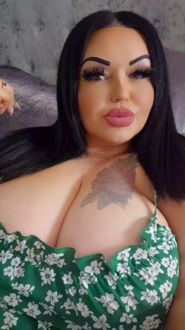 Sooo do i go on cam after my very late dinner ?? Whos coming to see me if  i do ??  Rt if you are wondering<a href="/tag/stripchat"class="tags"><span>#stripchat</span></a><a href="/tag/stripchatlive"class="tags"><span>#stripchatlive</span></a>