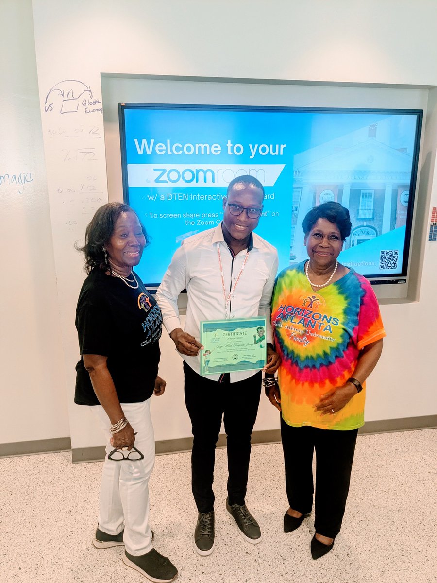 auguste27503544's tweet photo. Inspiring day at Clark Atlanta University with #YALI2024! 
Discussed safety, health, and diversity. Engaged with Horizons Atlanta scholars on global warming and cultural exchange. Proud to share Burkina Faso's culture.

#MandelaWashingtonFellowship #GlobalAwareness https://t.co/kSGjru7g6e