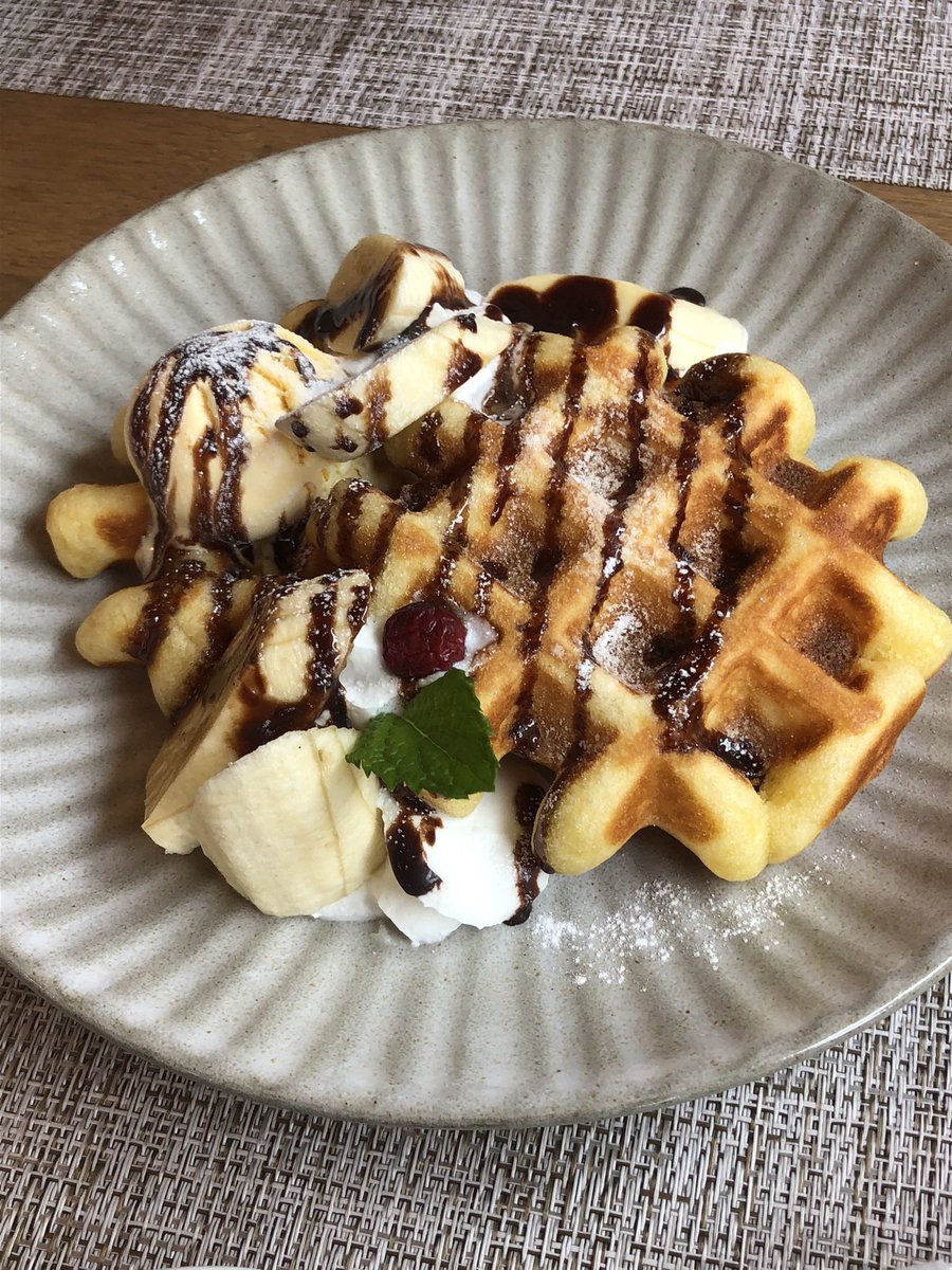 NDnNewSPvc0jZKw's tweet photo. 滝ハムさんのポスト見て来てみた
#HummingbirdCafe
初めて知ったカフェ
BLTサンド
ワッフル(バナナ)
心地良い空間😊
店内は2テーブルとカウンター(だったか)
それにテラス席も使えるかも
なので、すぐに満席になってしまう感じ
入店したら
すぐに入口に「ご予約で、ただ今満席です」という案内が https://t.co/gqezyUckv1