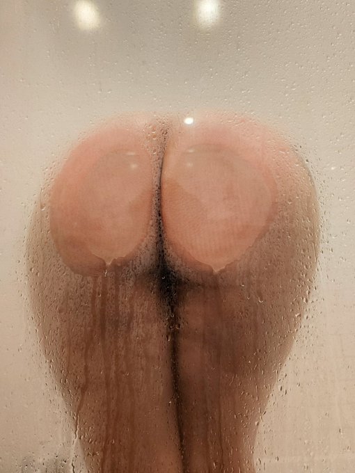 wet 💕 https://t.co/YDpuKsdkiI