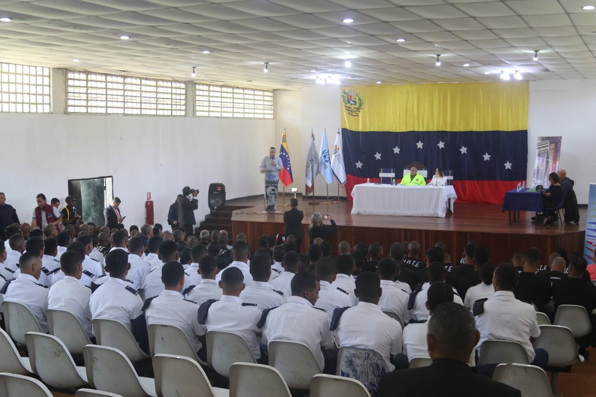 CGRVenezuela's tweet photo. El contralor general, Dr. Jhosnel Peraza, acudió al Centro de Formación de la Universidad Nacional Experimental de la Seguridad (UNES)para participar como invitado en el Taller de Ética,Moral y Valores de las y los Servidores Públicos, organizado por el Consejo Moral Republicano. https://t.co/bqJ39TmOcX