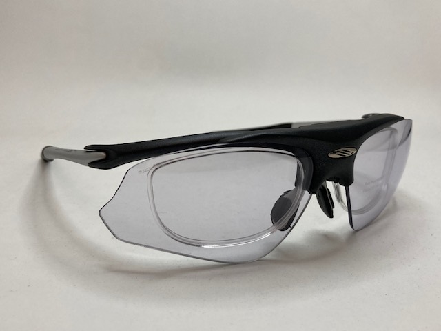 eaudevieYS's tweet image. ルディプロジェクト「エクセプション」
はねあげ式サングラス

はね上げられるので調光レンズは必要ないと思いますが、調光するとここまで黒くなるので必要です。
夜は前の部分をそのままで使う事が出来るのがいいです。

#ルディプロジェクト
#はねあげ式サングラス
#rudyproject