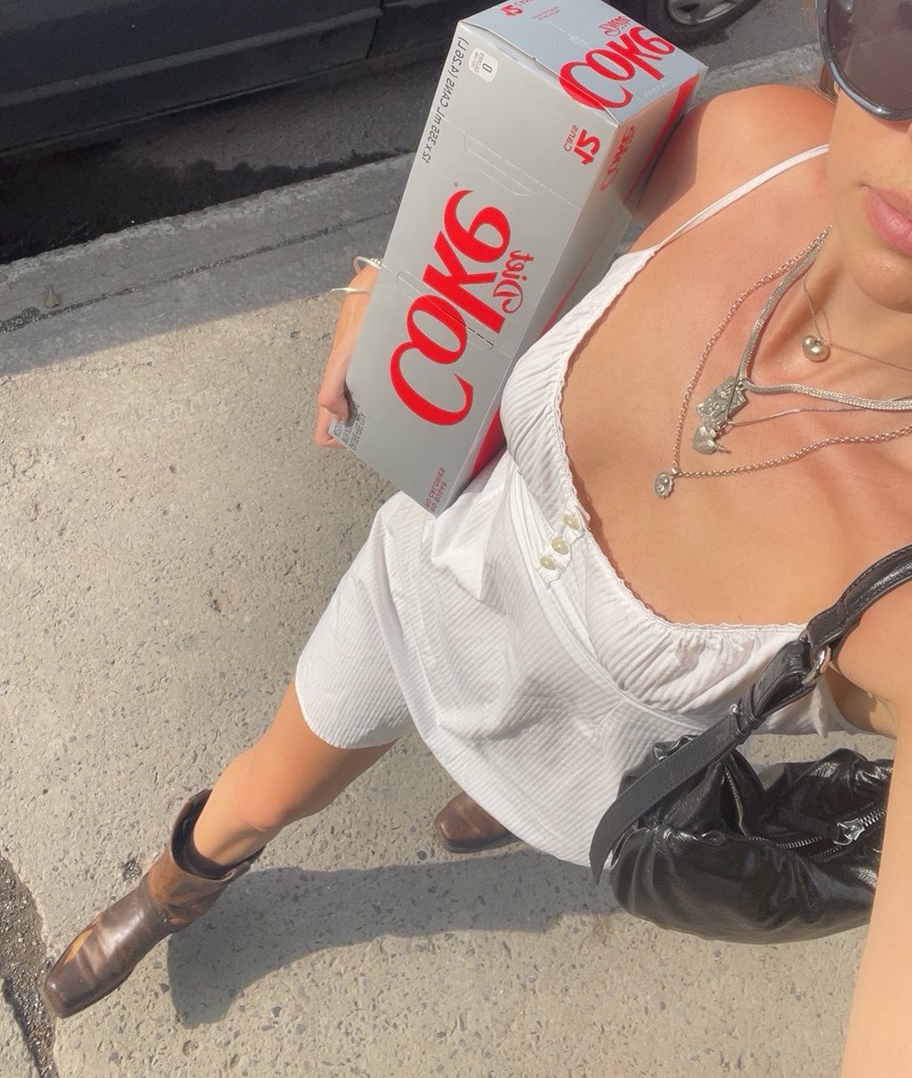 gcmmmv's tweet image. propping a twelve pack diet of diet coke on my hip… suddenly feeling very maternal…. but i finally met my baby… and a baby might be mine…..