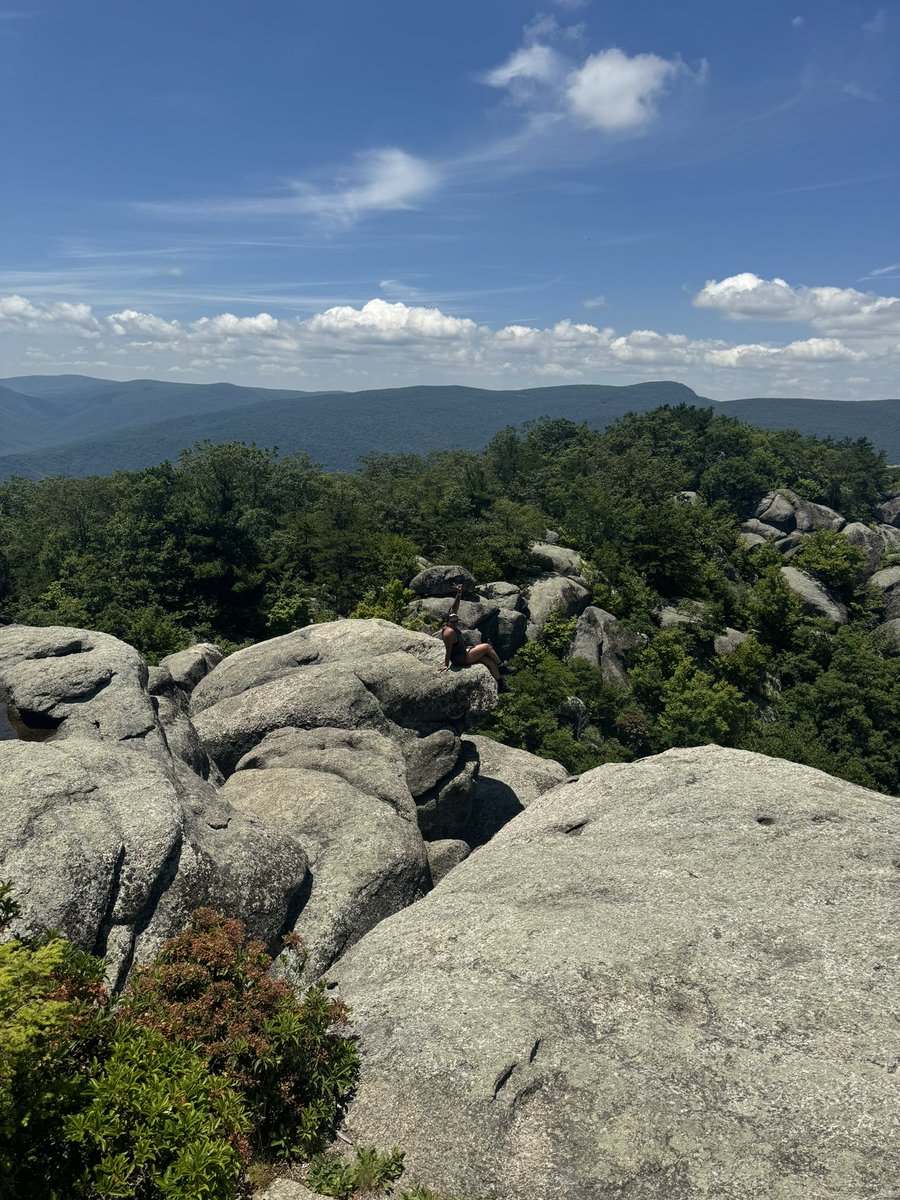 ShayMo_MONEY's tweet photo. me and my bff hiked 10mi today ..this was the longest, most challenging, and most fun hike to date! We had to mountain climb ..crouch through a cave ..squeeze in tight spaces and get on all 4s on some occasions …it’s not my birthday yet but this was all I wanted💚 #almost34 https://t.co/j681PvGA5P