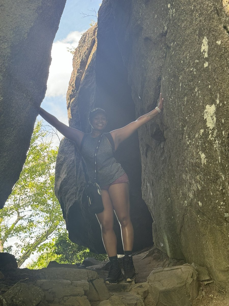 ShayMo_MONEY's tweet photo. me and my bff hiked 10mi today ..this was the longest, most challenging, and most fun hike to date! We had to mountain climb ..crouch through a cave ..squeeze in tight spaces and get on all 4s on some occasions …it’s not my birthday yet but this was all I wanted💚 #almost34 https://t.co/j681PvGA5P