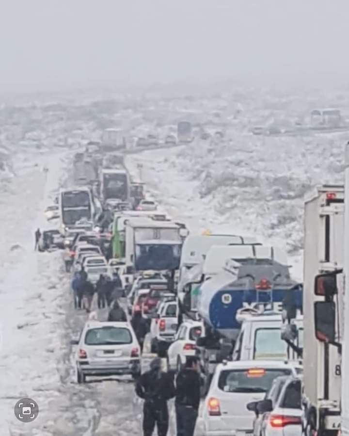 LefNawel's tweet photo. Me toca recorrer los territorios de las comunidades mapuce y en esta época del año eran apreciados los informes de estado de la ruta de @VialidadNac , @sergioarregui1 y compañeros.  El detalle de cada tramo te ayudaba a saber hasta donde llegar. Lo que pasó hoy en Neuquén + https://t.co/u65AqYj5wi