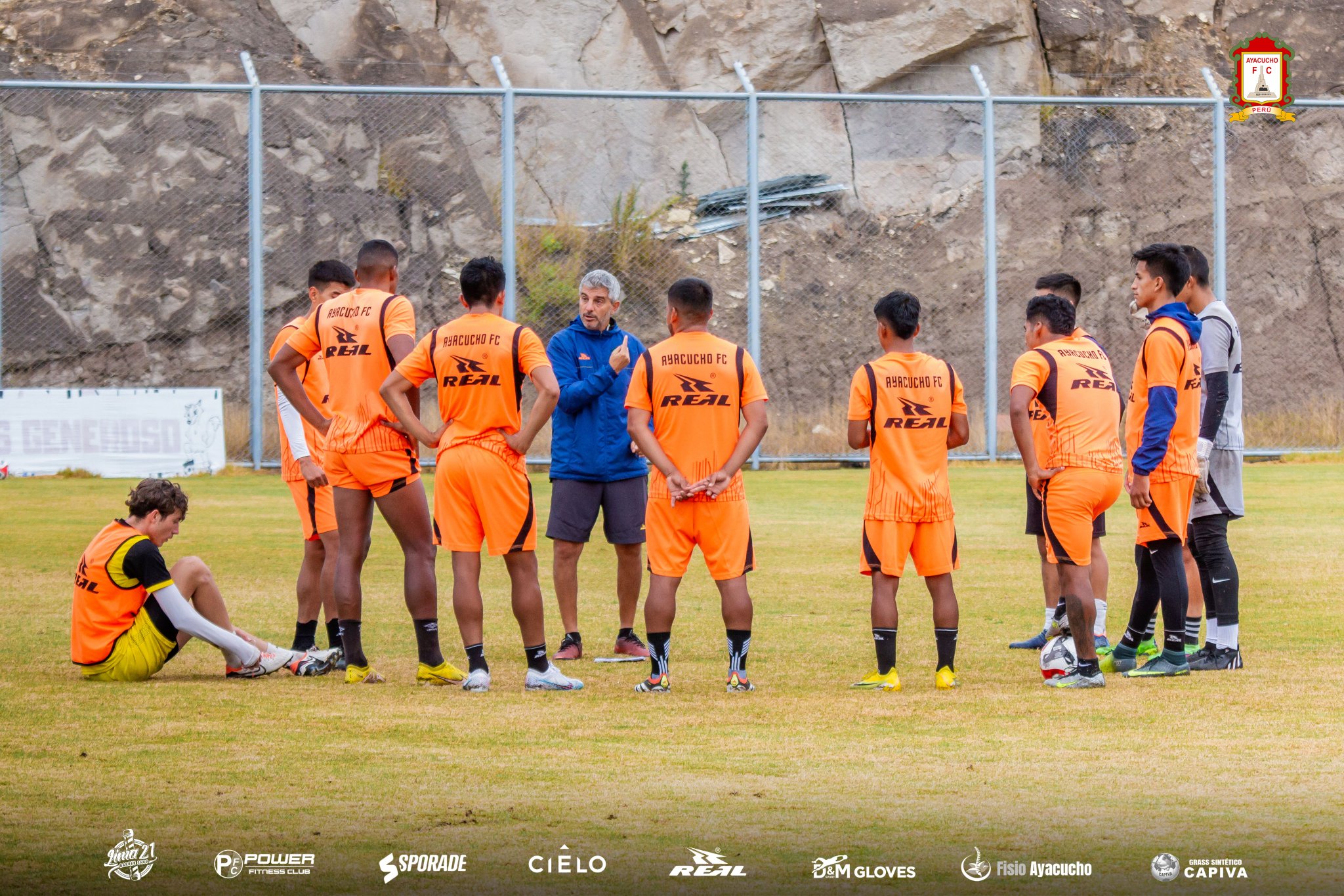 Ayacucho FC on X: "🟠⚪ #AyacuchoFC Sesión de entrenamiento realizado en en el estadio "El Libertador". El equipo dirigido por el DT José Collatti, tuvo un partido de práctica frente al equipo