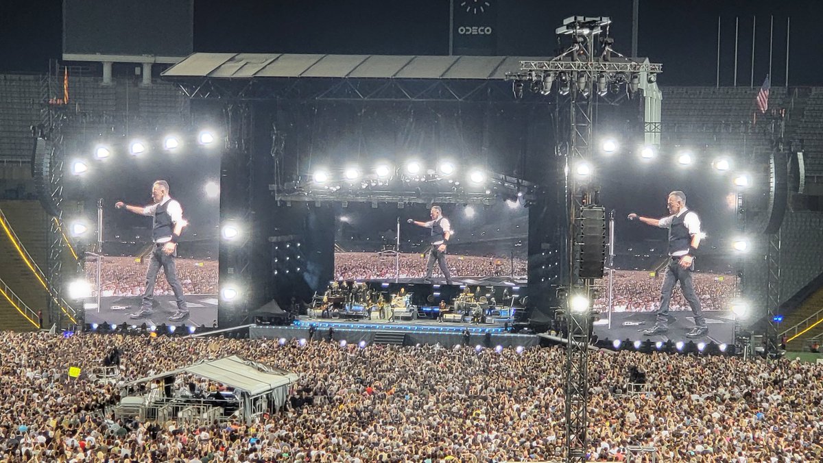 CinedeHollywood's tweet photo. Grandíssim!!!🎸🎶
#BruceSpringsteen
#Springsteenontour
#Barcelona https://t.co/eSiwvarg8J