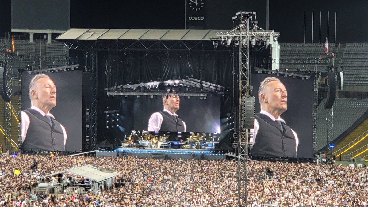 CinedeHollywood's tweet photo. Grandíssim!!!🎸🎶
#BruceSpringsteen
#Springsteenontour
#Barcelona https://t.co/eSiwvarg8J