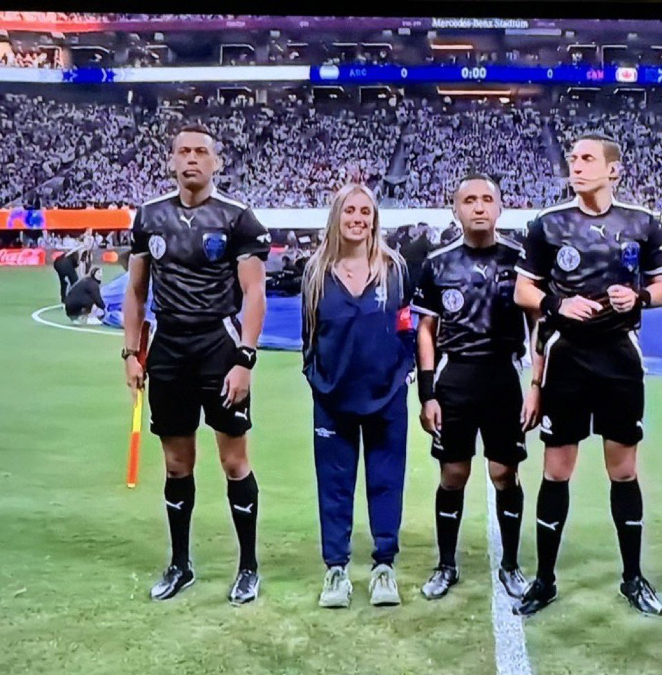 porqueTTarg's tweet photo. “Morena Beltrán”

Porque nadie entiende que hace la periodista argentina entre los árbitros en la previa del partido de la Selección. https://t.co/Sj65BYPuPw