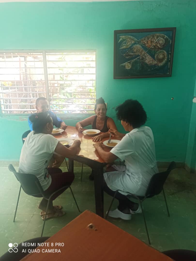 Hoy los trabajadores del Hogar Materno del municipio Amancio degustaron una rica caldosa realizada por parte de la administración.
#DesdeAmancio
#SaludAmancio