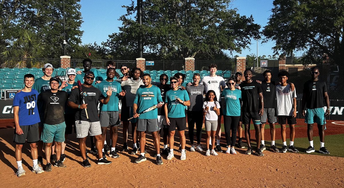 Players vs. Staff Softball game! Good guys won…but we’re gonna stick to the court, See you in the HTC soon!! 

#EDGE 👌