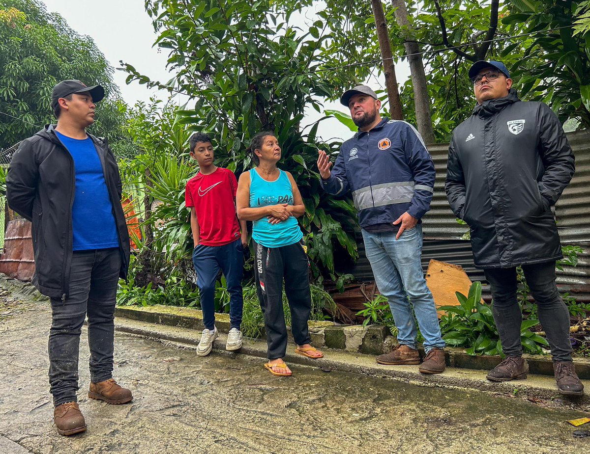 AldoGR_22's tweet photo. Seguimos en territorio bajo las indicaciones de nuestro Alcalde @marioduran velando por cada necesidad de los habitantes del Distrito Mejicanos en esta emergencia por lluvias que afecta todo el territorio nacional 🫡 https://t.co/RlCDt8DmXt