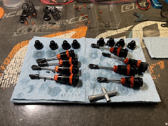 dryhop_ito's tweet photo. EPオフ全日本の準備中
ダンパーを組んで荷造りしたら完了
今年は荷物減らそう😆
#HBRACING
#GFORCE
#KOPROPO
#TEAMAZARASHI
#UREE
#XENON
#ハタノデザイン
#DRYHOP
#オーム模型
#オームツインサーキット
#タケウチモデル苫小牧店 https://t.co/dGblJRrE74