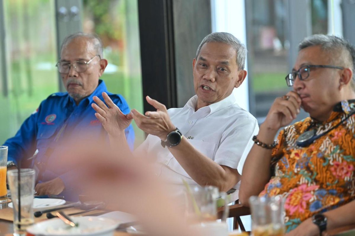 Exciting discussions with the representatives of the Indonesian trade union confederations to shape the future of vibrant workforces &amp; continue to improve the safety &amp; health of workers in the most hazardous sectors &amp; occupations. #DDGinIndonesia <a href="/ilo/">International Labour Organization</a> <a href="/ILOAsiaPacific/">ILOAsiaPacific</a>