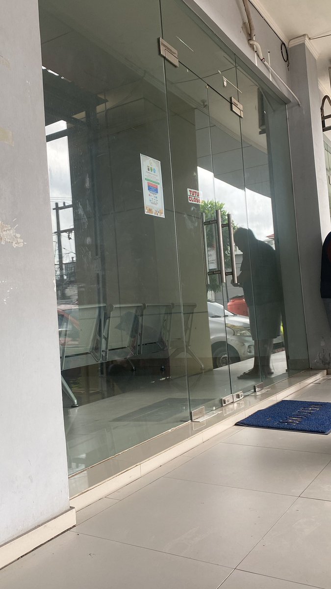 indhnf's tweet photo. Lagi mau bayar pajak motor tahunan di samsat, katanya jam 08.30 buka, eh udah hampir jam 09.00 blm ada tanda-tanda buka wkwk. Mana yg ngantri udh banyak :) kek apaaa iniii https://t.co/OIPbwC3zOS