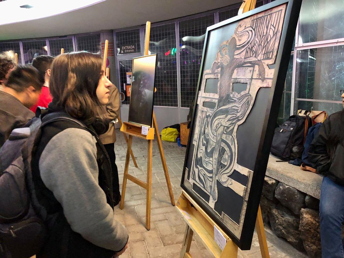 El Dr. Patricio <a href="/EspinosaRector/">Dr.Patricio Espinosa</a>, la Dra. Pasionaria Rodríguez, Decana de la Facultad de Artes, y el Sr. Boris Weber, Representante del Banco Mundial en Ecuador, inauguraron la séptima muestra de arte “Arte desde la Academia”. 

Esta exhibición reúne 28 obras de 28 estudiantes