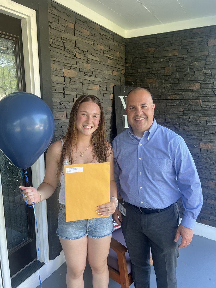 MikeGinestre's tweet photo. Congratulations to all of our @SweetHomeCSD scholarship winners. It’s so cool visiting our seniors and hearing about their future plans. Thank you SH Dollars for Scholars for putting our students on a better path forward. #WeAreSweetHome https://t.co/GH2vg5R1qw