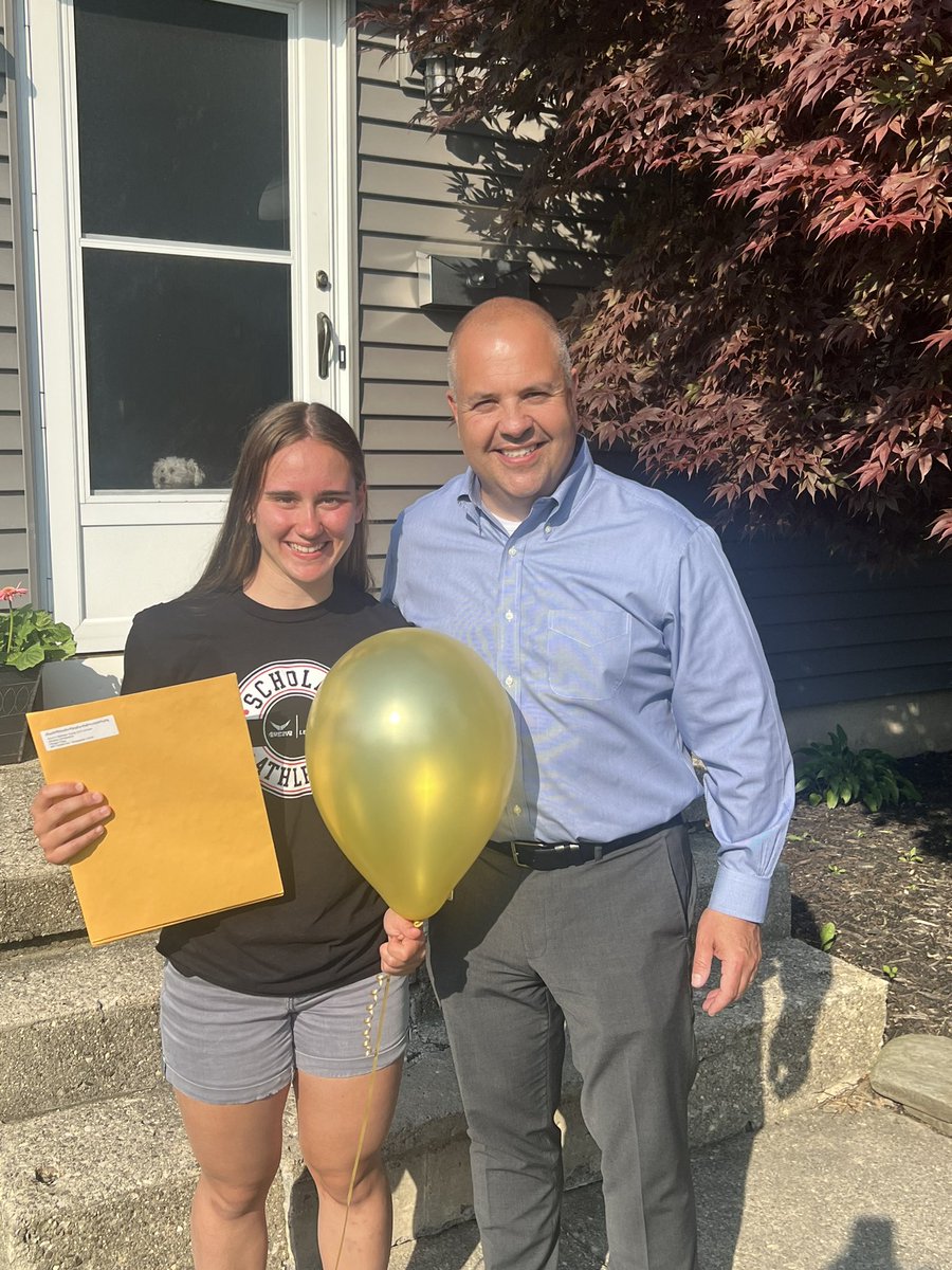 MikeGinestre's tweet photo. Congratulations to all of our @SweetHomeCSD scholarship winners. It’s so cool visiting our seniors and hearing about their future plans. Thank you SH Dollars for Scholars for putting our students on a better path forward. #WeAreSweetHome https://t.co/GH2vg5R1qw