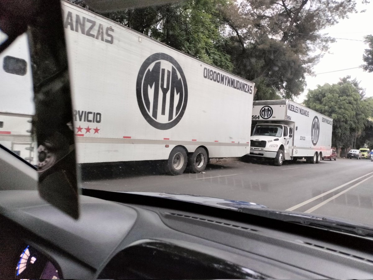 Capuleno's tweet image. Esta empresa estaciona cerca de 20 camiones afectando la movilidad sobre Poniente 152 antes de cruzar Vallejo. Podrían multarlos y evitar que eso siga ocurriendo?? Dónde se puede denunciar?? @UCS_GCDMX