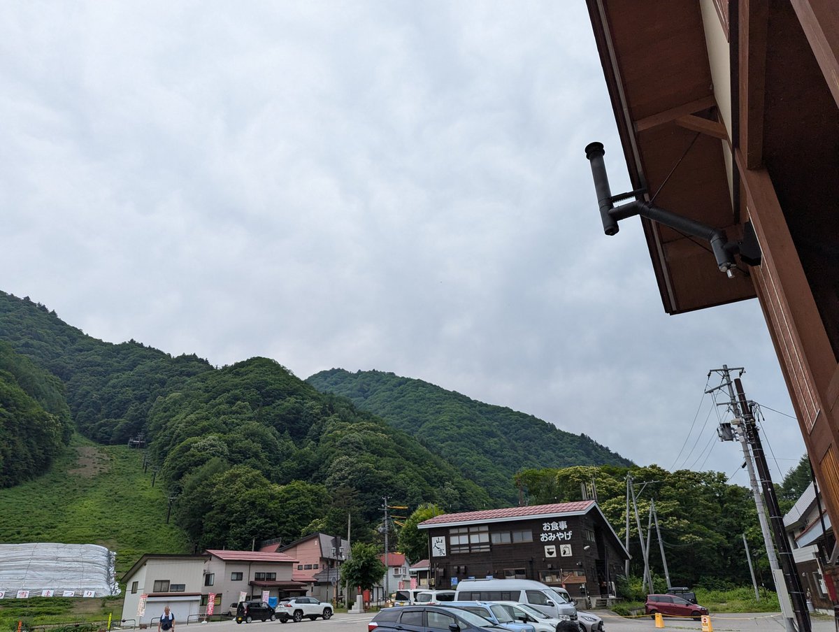 hinoematayusan's tweet photo. 令和6年6月21日(金) 9時半
道の駅尾瀬檜枝岐のお天気です( ･﹏･ )
朝から曇り空の檜枝岐村
今日は最高気温21℃と過ごしやすい1日となりそうです。
午後3時以降雨が降るかもしれません
今日から国道352号全面開通となりました。是非お出かけくださいませ🙋

#檜枝岐村 #ふくいま #イマソラ #空ネット https://t.co/r2zEQP7C5O