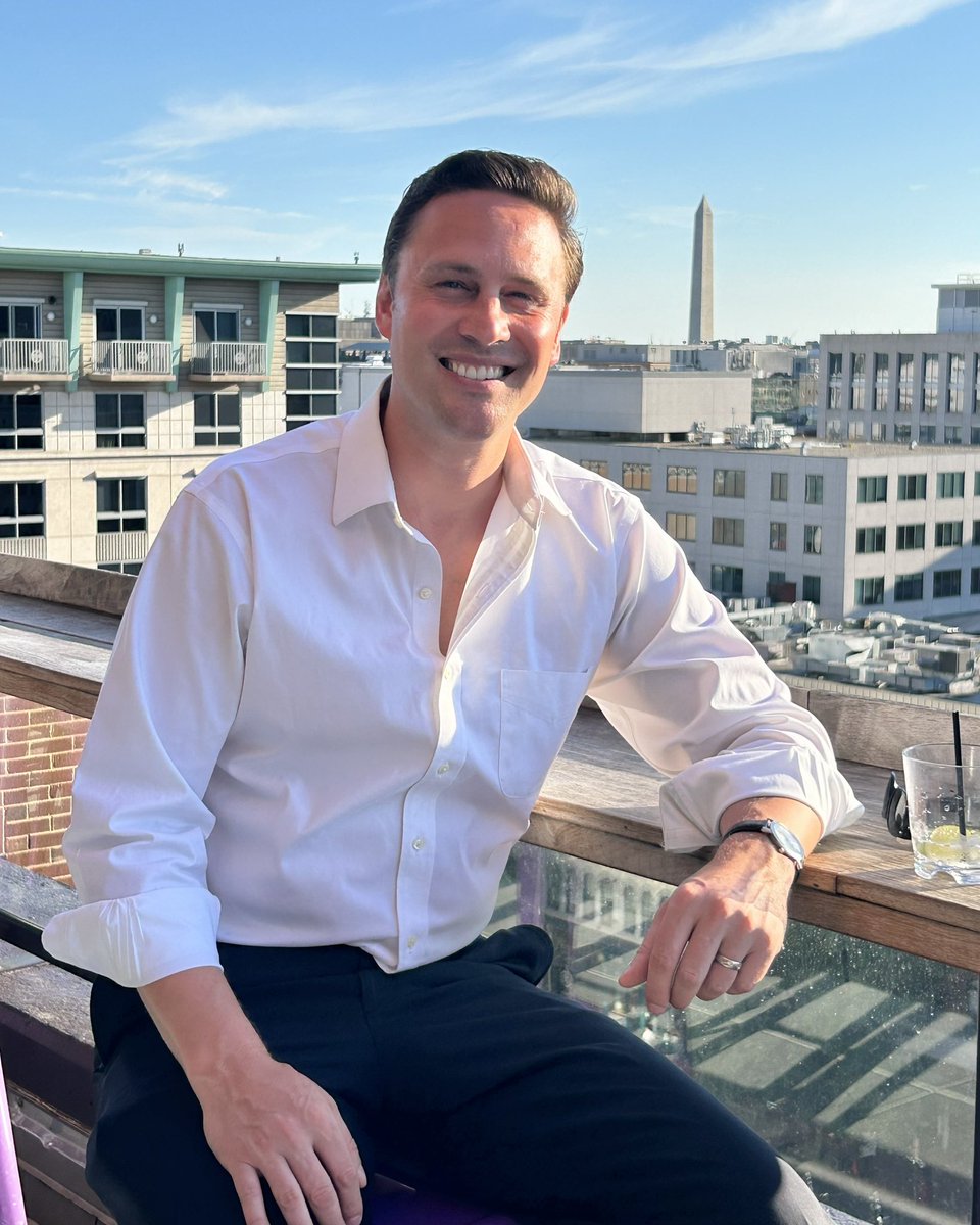 lexjohnstone's tweet image. Nice night to discuss the future of AI with other startup founders over cocktails! 🍸