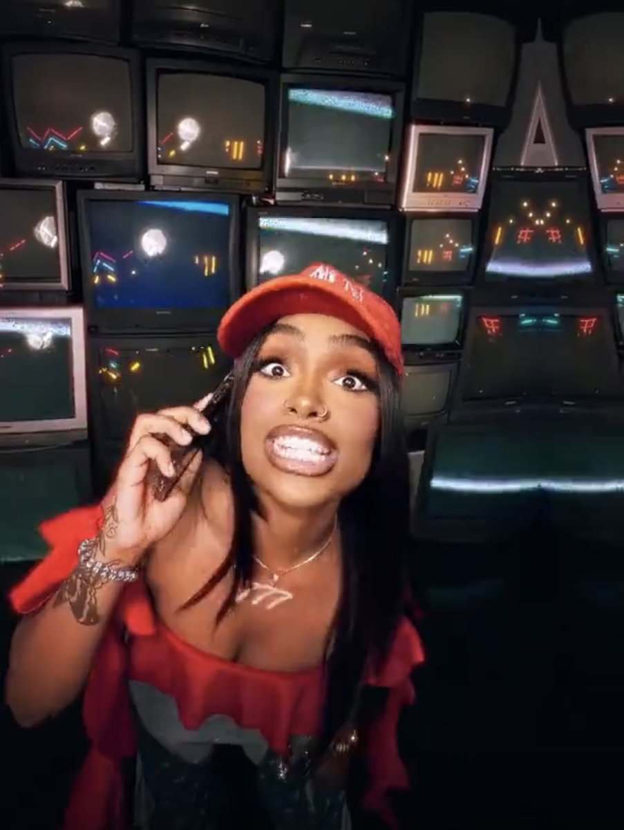OsoFontaine's tweet photo. Dis bitch look insane.. https://t.co/NNAkmCFKWR
