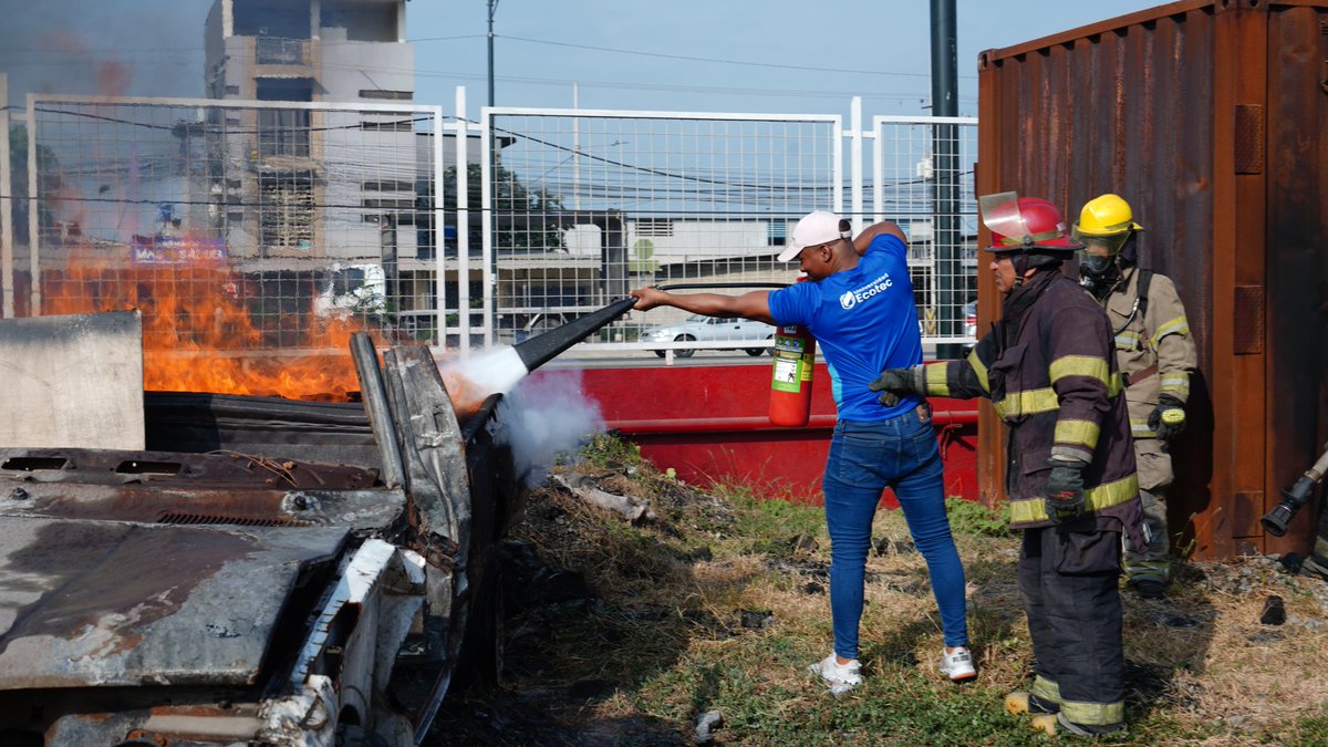 UnivEcotec's tweet photo. Nuestro #TeamECOTEC realizó la capacitación "Primer Correspondiente" dirigido por Alexis Mejía Analista de Vinculación con la Sociedad del @ECU911_ 🚑 .

En esta capacitación integral nuestros colaboradores adquirieron conocimientos en servicios de emergencias, 🚨primeros auxilios, seguridad ciudadana, orientación básica, gestión de siniestros, gestión de riesgos, tránsito 🚦y movilidad. 

Ahora, están preparados para ser los primeros correspondientes, listos para actuar y proteger a nuestra comunidad. 💪🏻