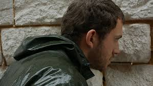 merlinpapin3's tweet photo. .@FredOL69007 Vu le film #UnPrince de Philippe Creton (2023) Avec Antoine Pirotte Pierre Creton Manon Schaap Vincent Barré Pierre Barray Shiman Dangi et les voix de Mathieu Almaric Grégory Gadebois Françoise Lebrun
À l'âge de 16 ans, Pierre-Joseph suit une formation pour devenir jardinier. Plusieurs événements seront déterminants dans son apprentissage et la découverte de la sexualité. Quarante ans plus tard, il rencontre Kutta, enfant adopté par la directrice de son école de formation. Devenu propriétaire d'un château, Kutta semble rechercher un jardinier.
Drôle de film, avec ce réalisateur qui m’était totalement inconnu, tantôt cinéaste, acteur et surtout ouvrier agricole, comme sa terre brute et cultiver son film est assez brut de décoffrage, ou les intimités de ses hommes de la terre ne nous est pas caché, des fesses, des sexes en voit tu en voilà manque qu’un émoji aubergine
Un film donc radical sur le fond et la forme, qui n’est pas sans rappeler Guiraudie en moins trash tout de même, sur la forme car les acteurs (Pirotte chef opérateur dans la vie ou Creton lui-même) ne parle pas, ce sont des voix-off qui parlent pour eux, c’est assez perturbant
Sur le fond le film montre que même des agriculteurs ne font pas que labourer leur champ, mais, également leur compagnon, ou plutôt leurs compagnons (à un moment au moins 4) finalement on voit peu la terre, ni mère, ni père seulement des hommes jeunes puis âgés qui vivent une vie libre et sans contrainte
Les acteurs n’ont pas fait le conservatoire ça c’est sûr, c’est minimaliste
Une seule exception à ce minimalisme, une scène ou le sexe d’un des hommes se transforment en plusieurs petits sexes prêts à être dévorer
Pour les amateurs de cucul