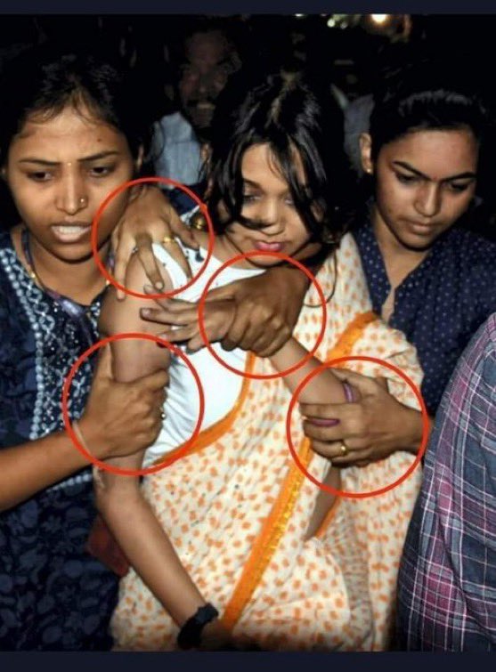 MrTiwaree's tweet photo. मोदी जी की तानाशाही के सिलसिलेवार कहानी 👇

1:- अभिनेत्री पायल रोहतगी ने जब नेहरू और एडविना की फोटो पोस्ट की राजस्थान की अशोक गहलोत सरकार ने रात को 9:00 बजे उनके घर पर पुलिस भेज कर उन्हें उठा लिया था

 2:-सुमित ठक्कर नामक एक युवक ने फेसबुक पर लिखा कि मुंबई जैसे सब- ट्रॉपिकल माहौल में बेबी पेंग्विन पालने का सोच सिर्फ एक बेबी पेंग्विन ही रख सकता है तब  उद्धव ठाकरे सरकार ने पूरे महाराष्ट्र में उसके ऊपर 40 जिलों में केस दर्ज करवाया और उसे हथकड़ी और बेड़ियों में किसी आतंकवादी की तरह जकड़ कर पूरे महाराष्ट्र में घुमाया जाता था ( वीडियो में जिस  युवक को पुलिस  हथकड़ी और बेड़ियों  में जकड़कर ले जा रही है वही सुमित ठक्कर है)

3:- केतकी चैताली ने फेसबुक पर लिखा कि जो झूठ बोलता है उसका मुंह टेढ़ा हो जाता है उन्होंने कहीं शरद पवार का नाम नहीं लिखा था सुबह 7:00 बजे उसके घर से उसे तब उठाया गया जब वह पूरे कपड़े भी नहीं पहनी थी और उसे 104 डिग्री बुखार था और उसके ऊपर पूरे महाराष्ट्र में 80 से ज्यादा जगह पर एफआईआर दर्ज करवाया गया 

वह तो मुंबई हाई कोर्ट के एक नेक जज की मेहरबानी से उसे जमानत देने का आदेश दिया गया

4:-  जब पी चिदंबरम गृह मंत्री थे तब पांडिचेरी के एक बिजनेसमैन ने ट्विटर पर लिखा की कार्तिक चितम्बरम  के पास रॉबर्ट वाड्रा से ज्यादा दौलत है तुरंत ही उसे बिजनेसमैन के ऊपर आतंकवादियों वाली धारा लगाकर गिरफ्तार किया गया उसके यूनिट पर DRI, सेल टैक्स पॉल्यूशन कंट्रोल बोर्ड इत्यादि का छापा मारा गया बैंक को कहकर उसके यूनिट को दिया गया फाइनेंस रिटर्न करवा लिया गया 

5:- कंगना रनौत का घर सिर्फ इसलिए तोड़ा गया क्योंकि उन्होंने उद्धव ठाकरे पर टिप्पणी किया और घर तोड़कर अगले दिन सामना अखबार में लिखा उखाड़ दिया 

6:-महाराष्ट्र में विरोधियों को ठिकाने लगाने के लिए 16 साल पहले पुलिस की नौकरी से इस्तीफा दे चुके दरिंदे  वहशी हत्यारे सचिन वजे को फिर से पुलिस की नौकरी में लाकर विरोधियों को ठिकाने लगाया गया अर्णव गोस्वामी को उसके घर से उसके बुजुर्ग मां और बच्चों के सामने घसीटते हुए ले जाया गया

7:-  अजीत भारती ने जब कांग्रेस के नेता प्रमोद कृष्णन की बातों को कोट किया तब उनके घर कर्नाटक सरकार पुलिस भेज दी 

8:- एक और पत्रकार रचित कौशिक  ने जब केजरीवाल के भ्रष्टाचार पर वीडियो बनाया तब पंजाब  पुलिस  दिल्ली आकर उन्हें रात को 9:00 बजे सादे कपड़े में उठाकर पंजाब ले गई चार दिन तो घर वालों को लगा कि अपराधियों ने किडनैप किया है बाद में पंजाब पुलिस बोली कि हमने उन्हें उठाया है क्योंकि उन्होंने केजरीवाल के शीश महल पर वीडियो बनाया 

9:- टाइम्स नाउ नवभारत की पत्रकार भावना ने जब केजरीवाल के शीश महल के भ्रष्टाचार को उजागर किया तब उसकी गाड़ी से एक दलित ई रिक्शा चालक से एक्सीडेंट दिखाकर पंजाब पुलिस उसे दलित एक्ट में उठा ले गई जबकि वह गाड़ी चला नहीं रही थी बगल में बैठी थी

 पंजाब हाईकोर्ट ने भगवंत मान सरकार को इतने तमाचे मारे और कहा कि तुम तानाशाह बन चुके हो और भावना को तुरंत रिहा करने का आदेश दिया और दलित एक्ट रद्द कर दिया क्योंकि हाईकोर्ट ने कहा कि यह साफ पता चलता है कि आपने इस पत्रकार को लंबा फसाने के लिए यह पूरी प्लानिंग की है और बाद में उसे रिश्ता चालक ने भी कोर्ट में कह दिया कि सर मुझे पैसे का लालच देकर कहा गया कि तुमको गाड़ी को टक्कर मारनी है

 10:- तेजिंदर बग्गा ने जब केजरीवाल के भ्रष्टाचार पर ट्वीट किया तब पंजाब पुलिस उसे किडनैप करके ले गई लेकिन वह तो हरियाणा सरकार की मेहरबानी थी कि बीच में ही पंजाब पुलिस को तमाचे तमाचे कोर्ट द्वारा लगे 

11:- कुमार विश्वास ने जब बिना किसी का नाम लिए लिखा कि अब खालीस्तानी सर उठाएंगे  तो उनके घर यूपी में पंजाब पुलिस भेज दिया 

12 :- छत्तीसगढ़ में जब भूपेश बघेल मुख्यमंत्री थे तब नोएडा में आठ बार छत्तीसगढ़ पुलिस भेज कर उन्होंने तमाम चैनल के पत्रकारों को उठाने की कोशिश किया था ताकि मैडम और पप्पू की नजरों में सर्वश्रेष्ठ चमचा का खिताब पा सकें 

लेकिन हां तानाशाह तो नरेंद्र मोदी है

साभार @jpsin1