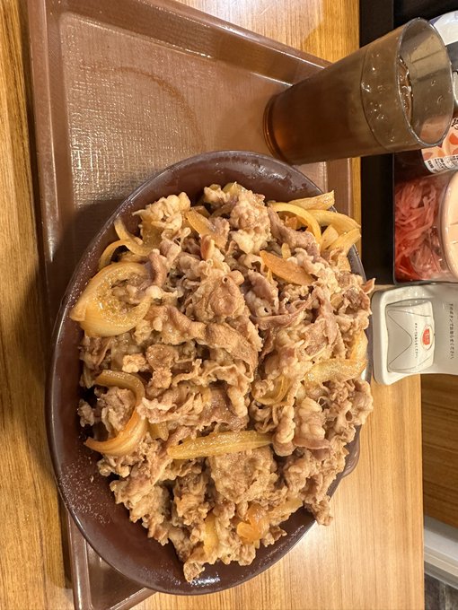 仕事終わったのですき家で久しぶりのキング牛丼食べた、昔は食べきれなくて友達に食べてもらったのに今普通に食べれたしなんか物足りなさを感じた… 
